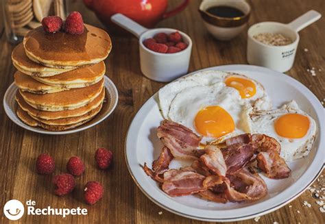 fotografía de un desayuno americano con un breakfast sandwich