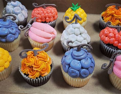 Foto temática de cupcakes variados y creativos sobre una mesa de madera
