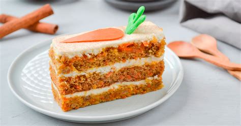 Pastel de zanahoria con avena glaseado y decorado