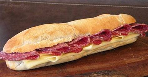 Sándwich de pepino con queso y salame recién preparado y cortado