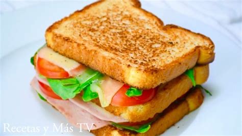 Infografía paso a paso de cómo montar un sándwich de pepino, queso y salame