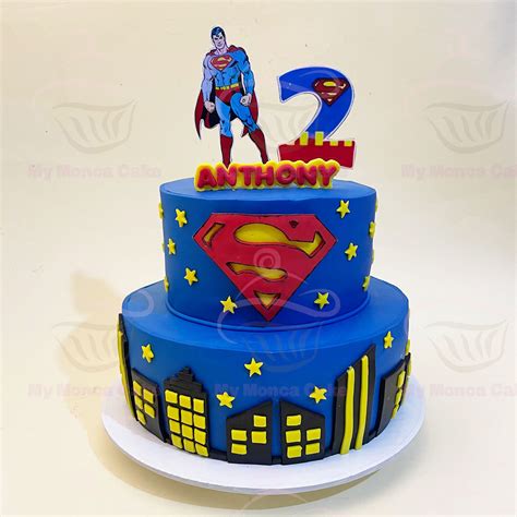 Foto detallada de la decoración con fondant del logo de Superman en una torta
