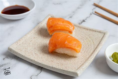 Fotografía profesional de un set variado de sushi premium con detalles de nigiris y rolls