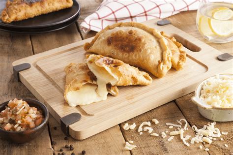Empanadas de queso horneándose en el horno