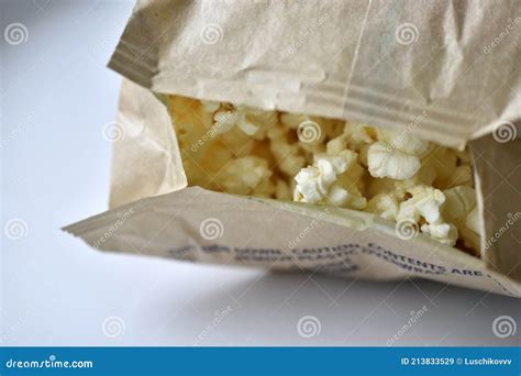microondas con bolsa de palomitas estallando