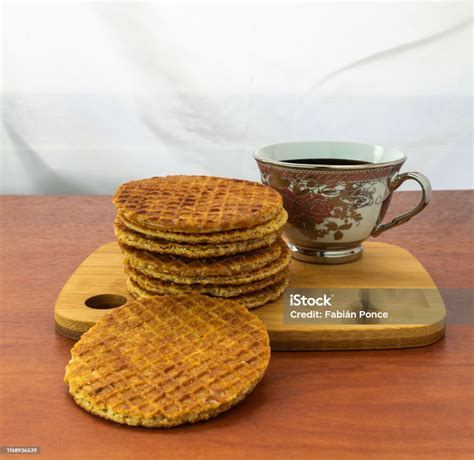 Foto de stroopwafels apilados sobre una taza de café