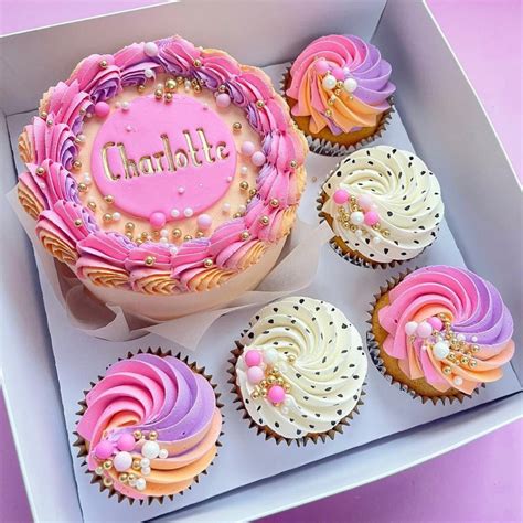 Collage de tortas y cupcakes con diseño de galaxia en diferentes tamaños