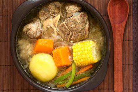 Fotografía profesional de una mesa chilena con cazuela, empanadas y pan de pascua