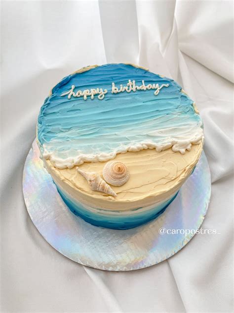 Pastel de cumpleaños con decoración floral comestible y temática celestial