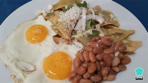 Plato de enchiladas de frijoles negros con huevo y chorizo