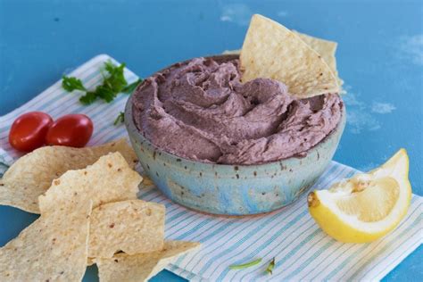 Dip cremoso de frijoles negros con cilantro