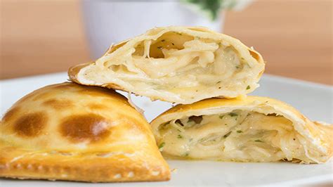 Preparación del relleno de empanadas con queso, aceitunas y cebolla