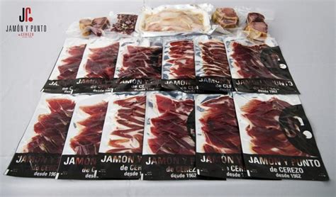 Foto de sobres de jamón loncheado envasado al vacío en nevera