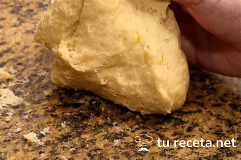 Masa de calzones rotos estirada y lista para cortar