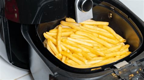 Comparativa visual de papas fritas tradicionales y papas fritas cocinadas en freidora de aire.