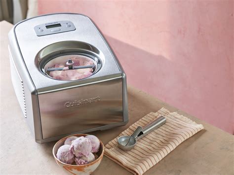 Heladera profesional batiendo la mezcla de helado