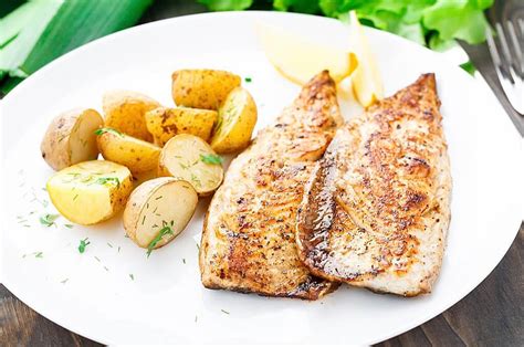 Plato de comida ligera y saludable, como pescado a la plancha con verduras al vapor, simbolizando una dieta post-colecistectomía