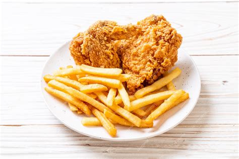 Foto de papas fritas con pollo bien presentado en un plato