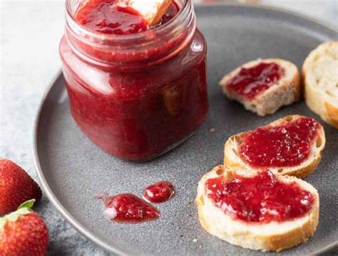Foto de tostadas de pan de avena con mermelada casera de fresas