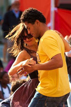 Pareja bailando merengue con movimiento de caderas