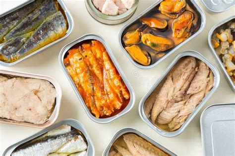 Variedad de latas de pescado y mariscos en un supermercado o despensa