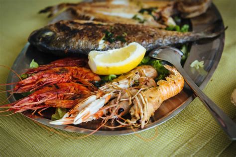 Plato variado de pescados y mariscos en conserva