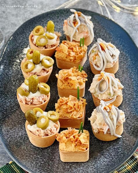 Fotografía: Surtido de tartaletas dulces y saladas en una mesa