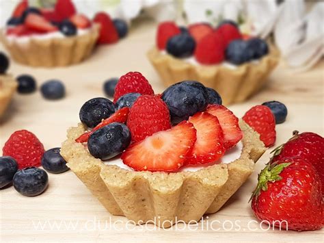 Fotografía: Variedad de tartaletas dulces con frutas frescas y cremas de colores
