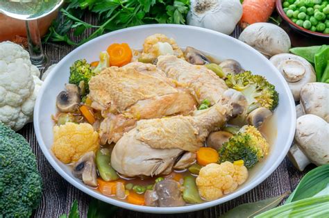 Plato de pollo guisado con vegetales