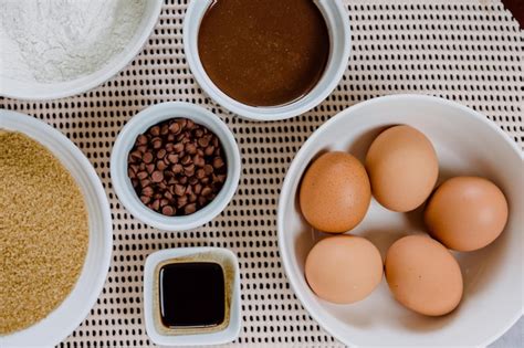 Bodegón con los ingredientes clave: chocolate, huevos, dulce de leche, azúcar, mantequilla