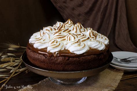 Tarta de brownie con dulce de leche y merengue italiano decorada y lista para servir