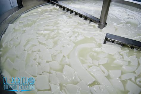 Infografía del proceso de corte y desuerado de la cuajada