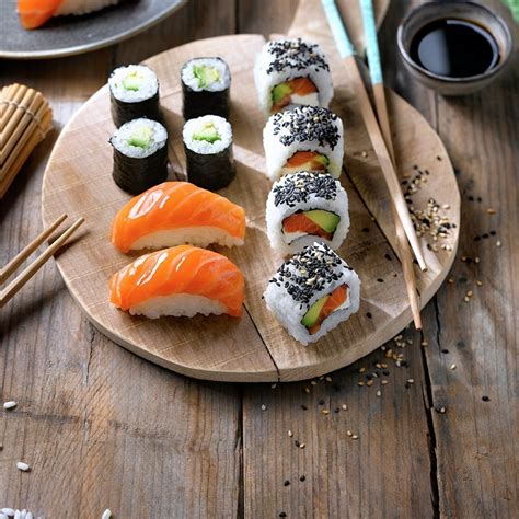 Plato de sushi variado y fresco con nigiris, rolls y makis