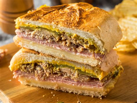 Sándwich gourmet recién preparado y cortado por la mitad en la Sanguchería Adrià