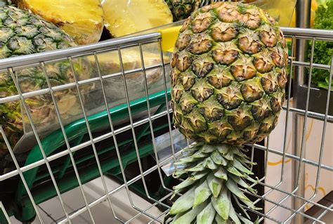 imagen de un carrito de supermercado con una piña colocada al revés