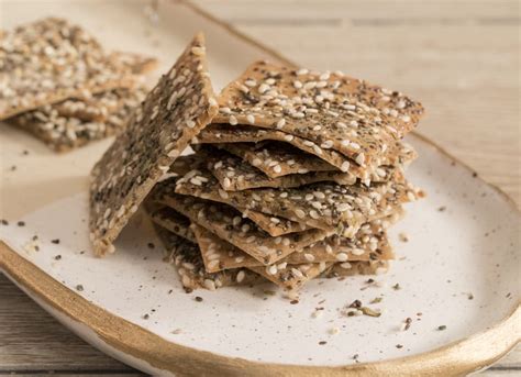 Crackers de linaza y chía con romero y queso