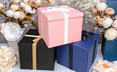 Foto de materiales de decoración para cajas de regalo: caja, virutas, papel de seda, cuerdas y etiquetas