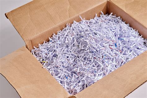 Foto de galletas sobre virutas de papel rojo dentro de una caja