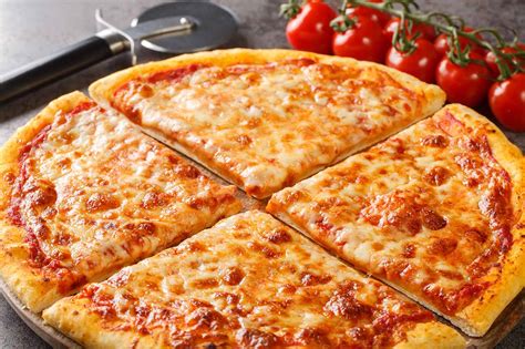 Imagen de una pizza estilo Nueva York servida en porciones