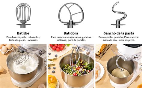 foto de una batidora de pie con el accesorio pala, boles de mezcla y espátulas de silicona en una encimera de cocina