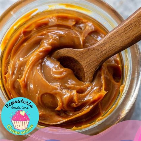 foto de manjar/dulce de leche en una olla durante el proceso de cocción