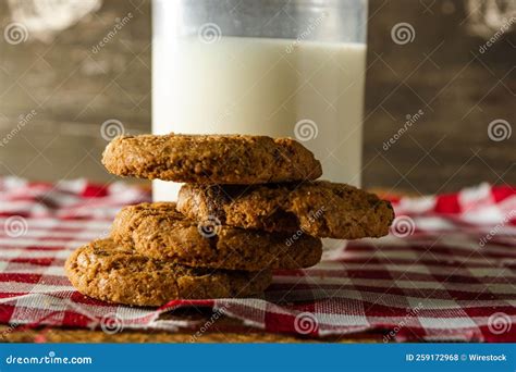 fotografía de 700 gramos de galletas apiladas en una báscula