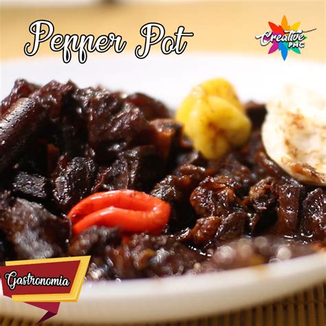 Plato de Pepperpot guyanés humeante con pan