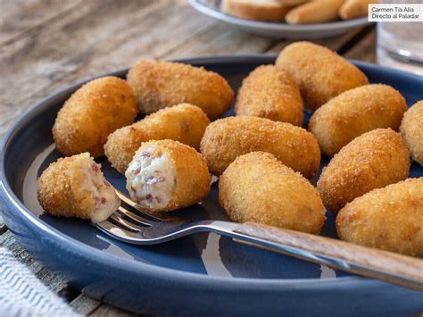 Plato de croquetas de jamón sin gluten, doradas y crujientes, listas para servir.