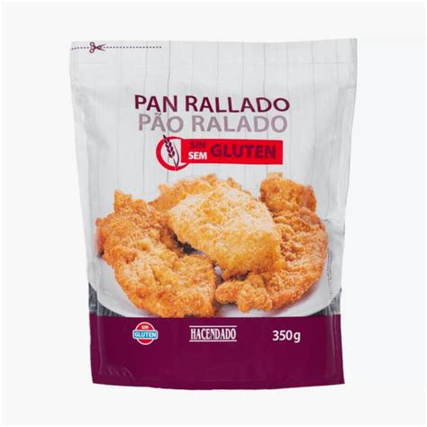 Primer plano de croquetas siendo empanadas con pan rallado sin gluten.