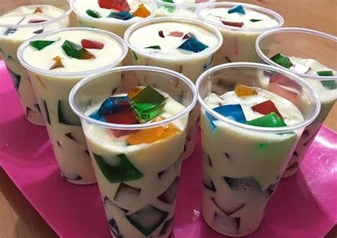 Foto de una mesa con varios postres de gelatina de diferentes colores y formas