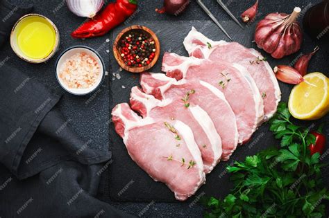 Foto de chuletas de cerdo crudas vetadas listas para marinar