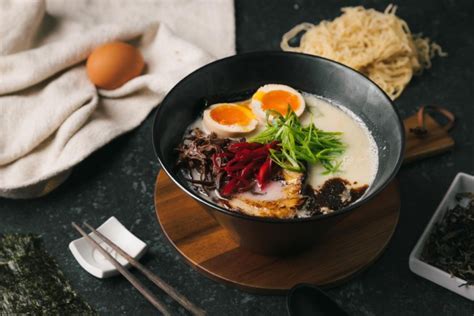 Ilustración de ingredientes para el caldo de ramen como huesos, ajo, jengibre y vegetales