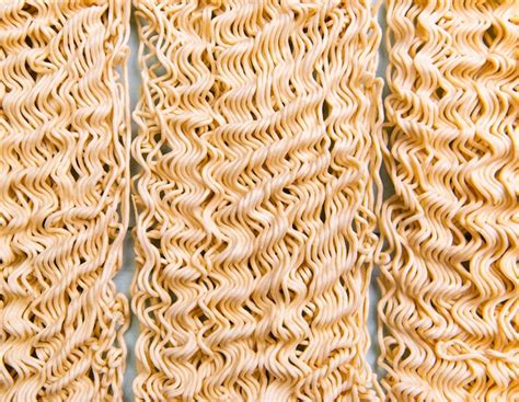 Primer plano de fideos ramen cocinándose en una olla