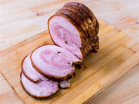 Foto de chashu (panceta de cerdo braseada) cortada en lonchas